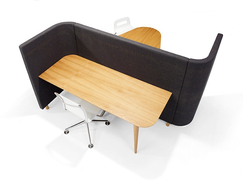 SVING04 SVING05 Red Stitch Olav de Boer innovatief meubel loungebank overlegplek barkrukken 1 poots wandtafel hout zwart werkplek bureaustoel